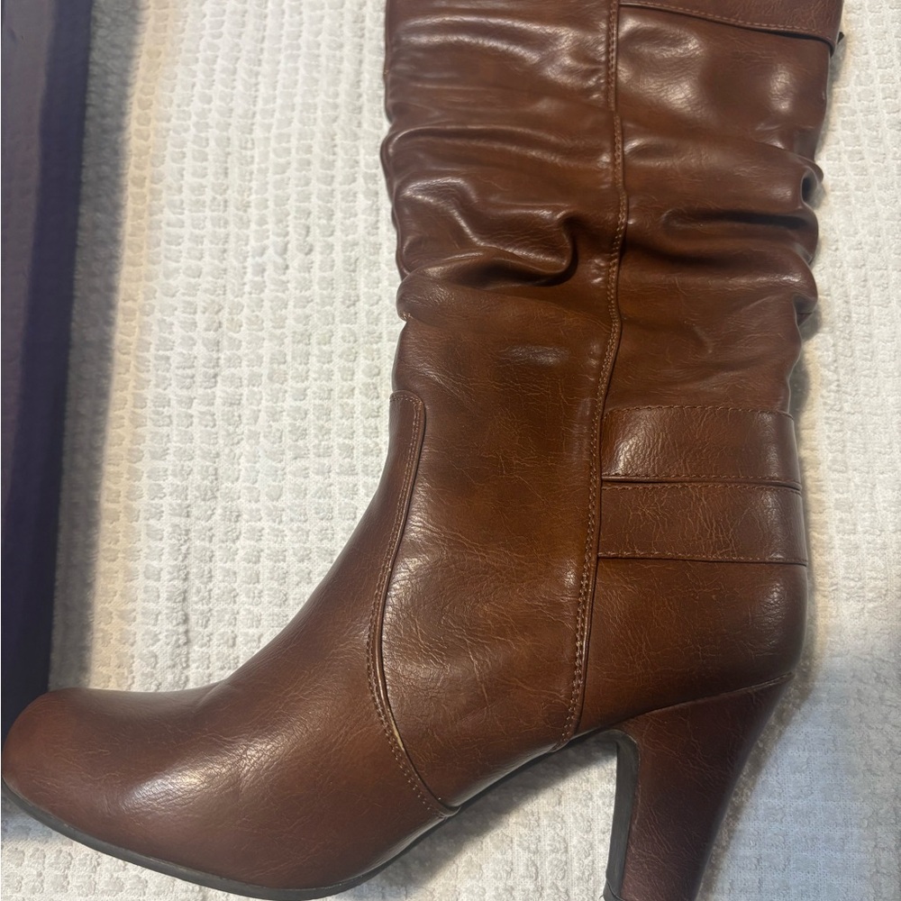 Size 6 1/2, poche cognac color, madden girl